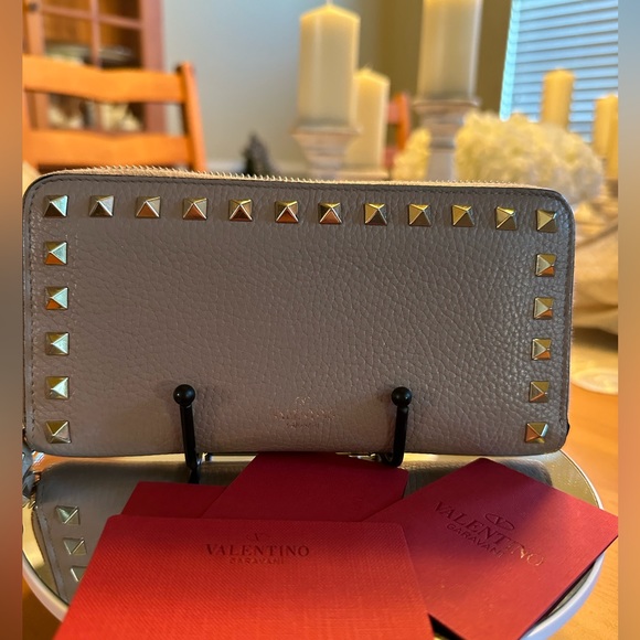 Valentino Garavani pebbled leather studded wallet! Pristine condition! - Picture 5 of 7